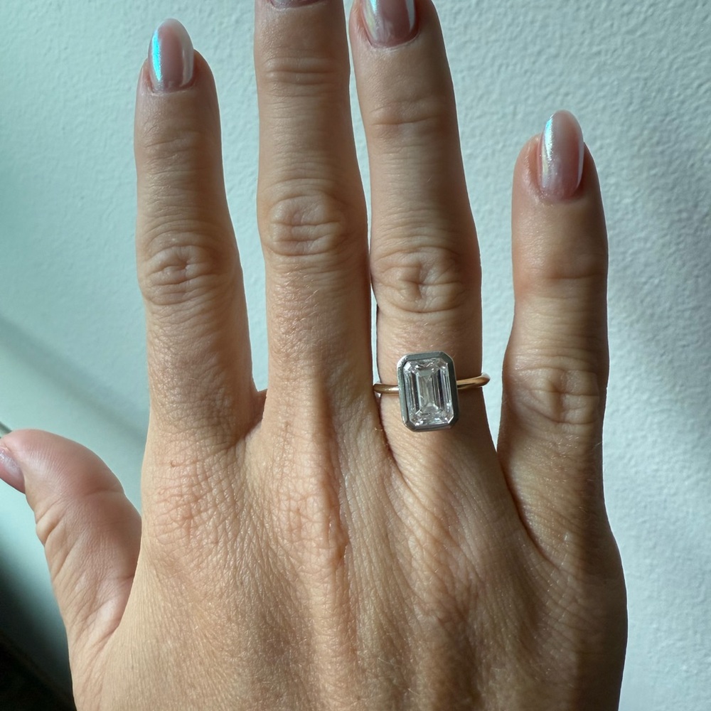 Elegant Silver Ring with Clear Gemstone